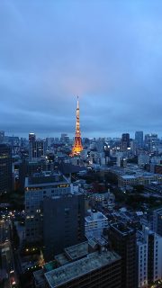 都市甜宠短剧封面示例，男女主角在城市夜景背景下相视而笑，画面温馨浪漫